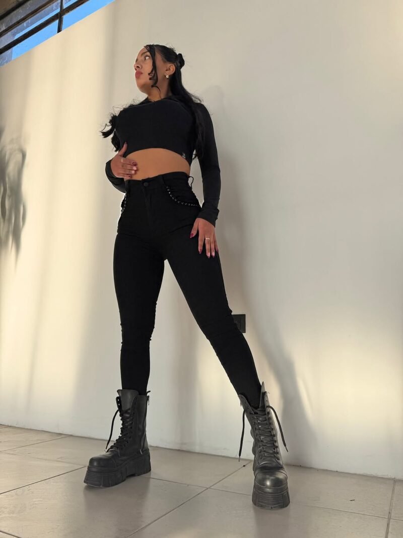 JEANS NEGRO CON TACHAS #39 - Imagen 2
