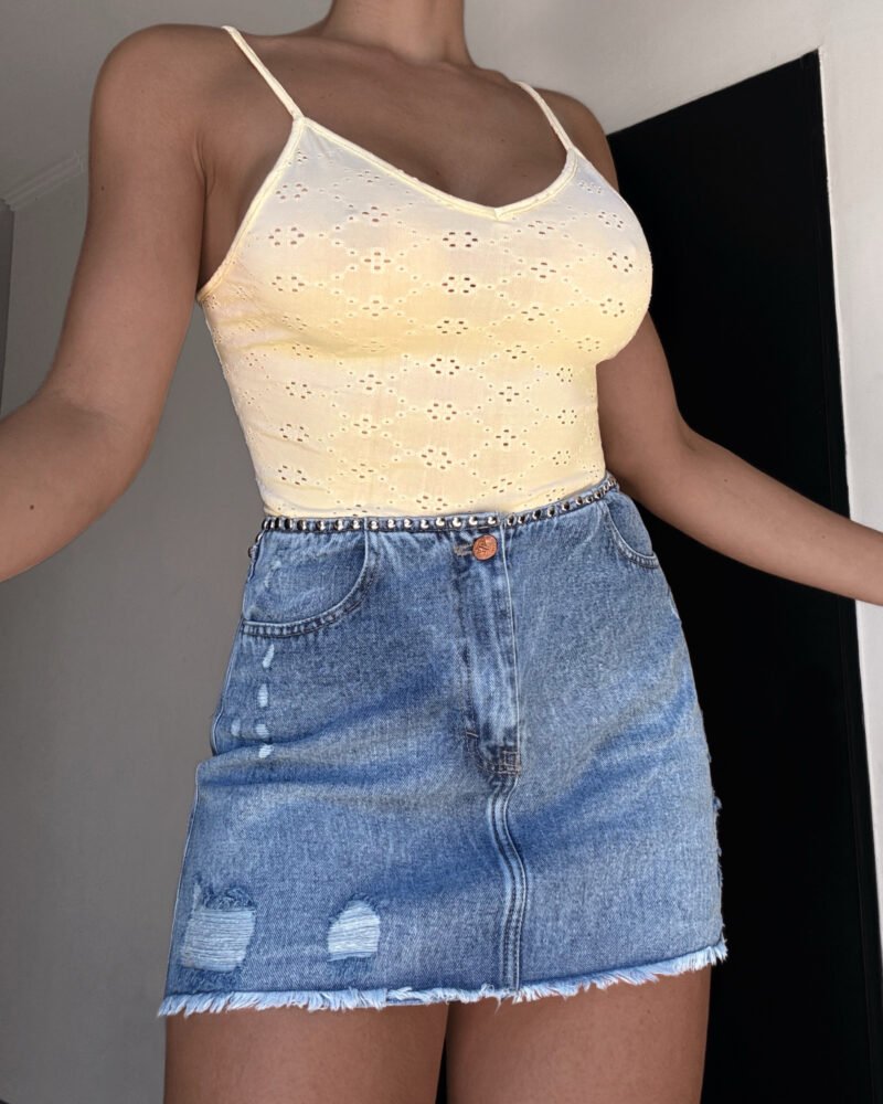 REMERA BRODERIE ESCOTE V #B118 - Imagen 3