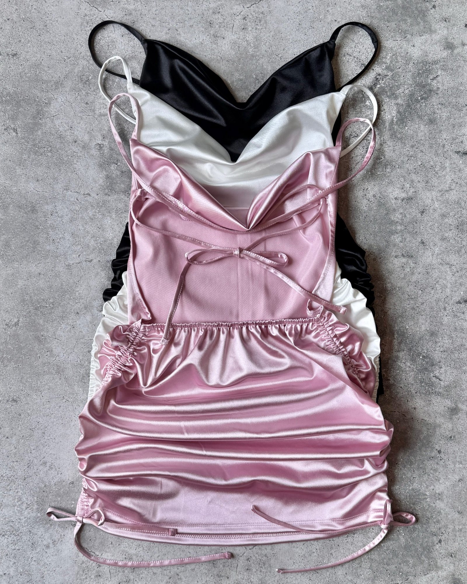 VESTIDO SATÉN FRUNCES LATERALES #B183 - Imagen 2